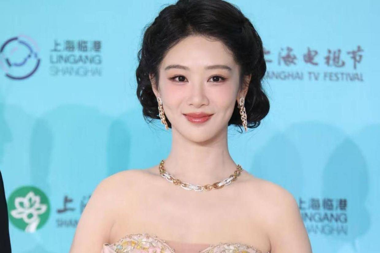 从“飞天视后”赵丽颖到“白玉兰视后”杨紫，流量演员想拿奖该怎么做？